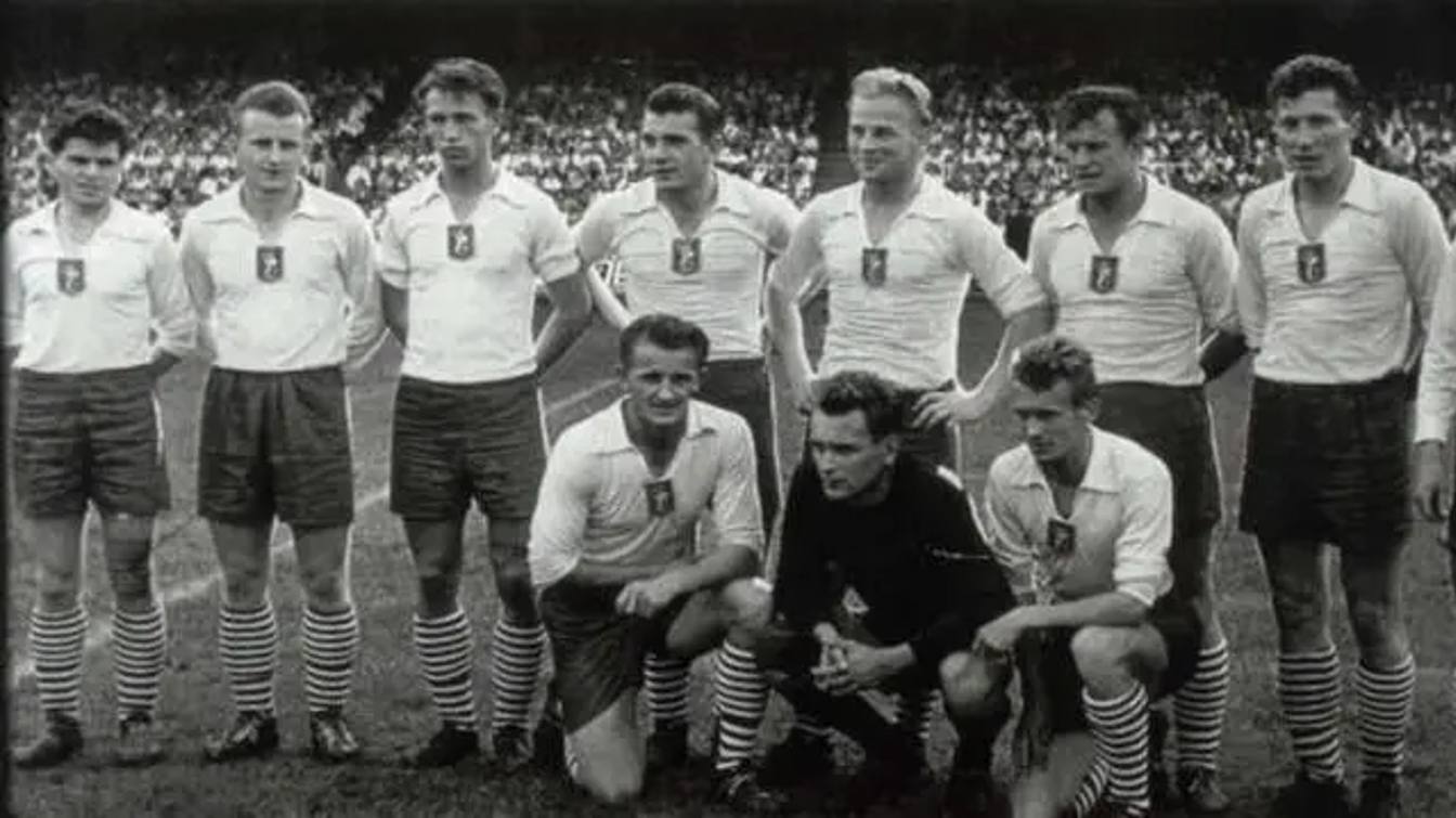 El equipo de Varsovia durante la inauguración del Camp Nou