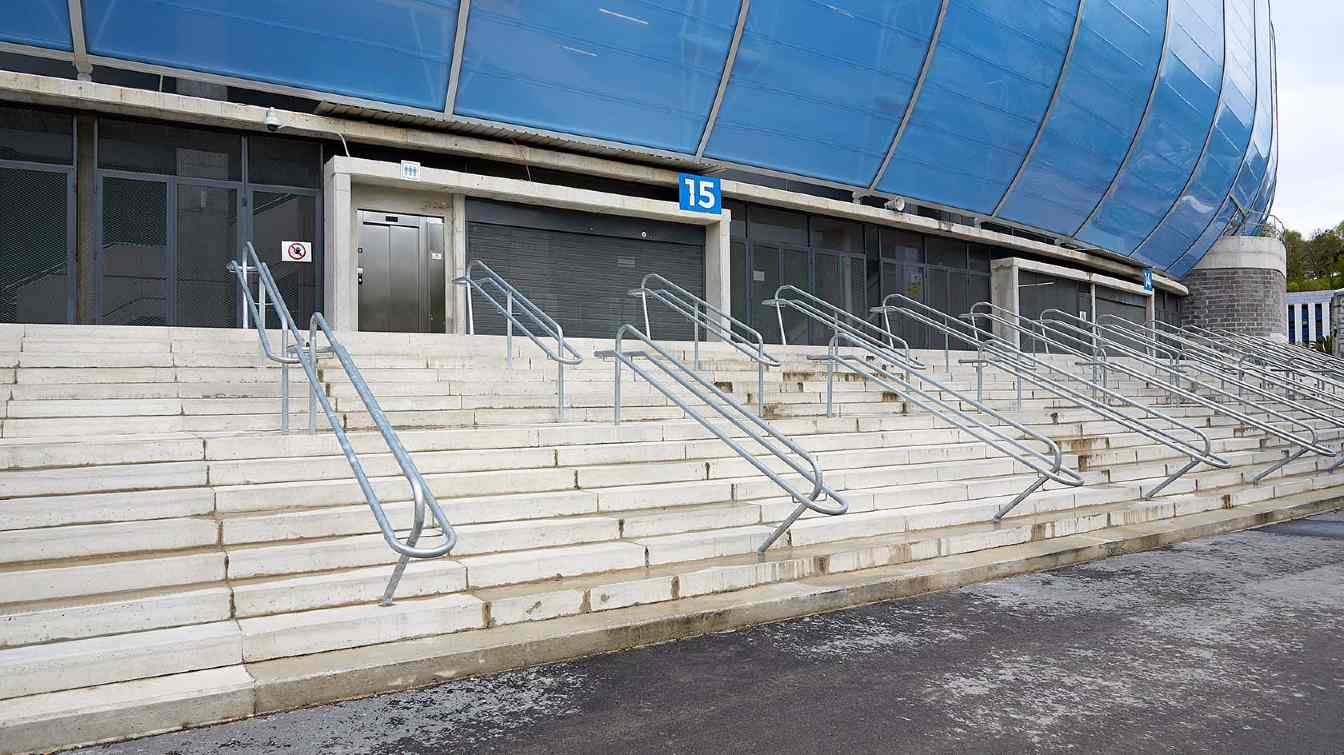 Escaleras frente a la entrada del Reale Arena