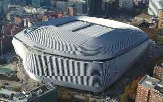 España: Un Bernabéu ‘mudo’, pleitos y la nueva iluminación de la fachada