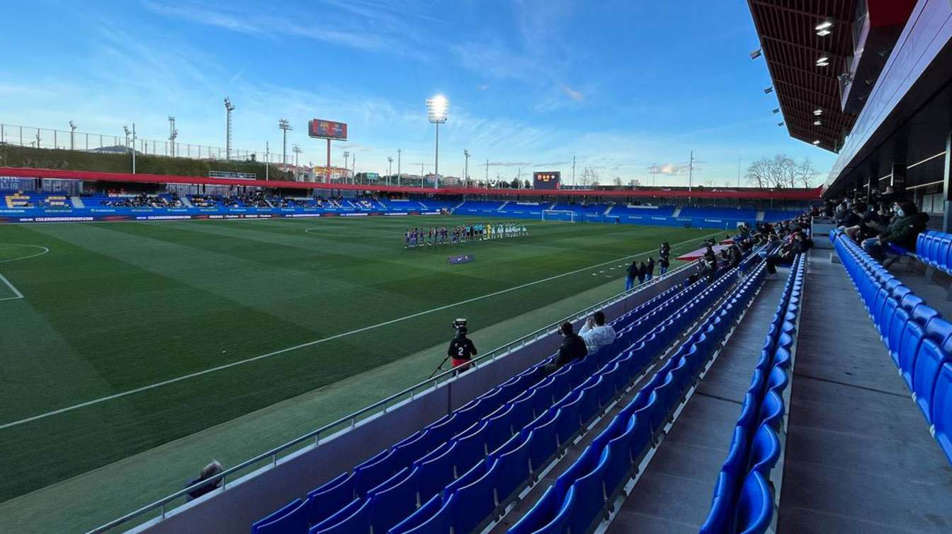 El estadio del Barcelona B y del equipo femenino es claramente demasiado pequeño para que la organización de El Clásico genere beneficios óptimos.