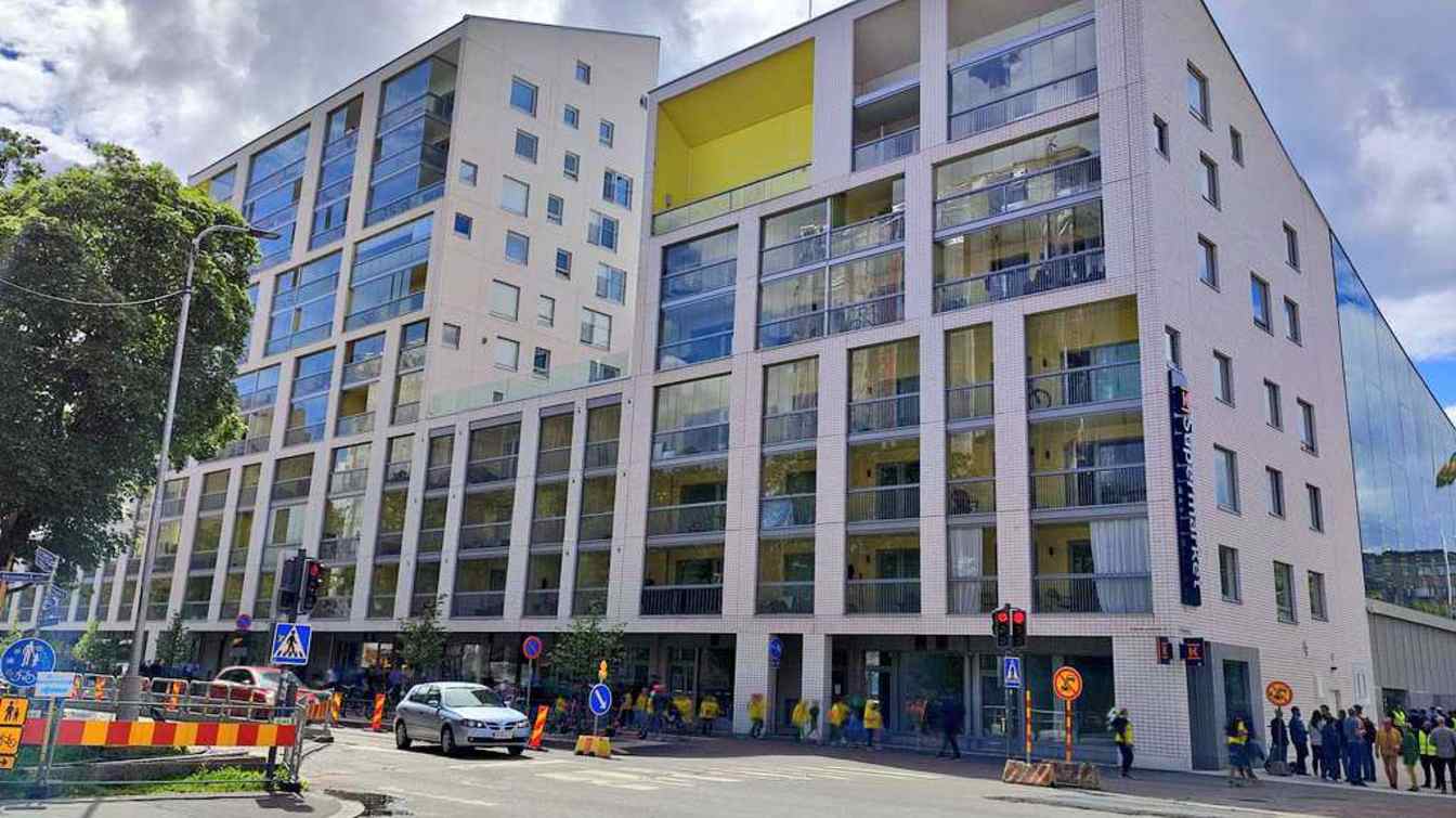 Gracias a los pequeños fondos y los dos niveles de gradas en los laterales, los diseñadores encontraron espacio para edificios residenciales. En la foto, la esquina noreste del estadio.