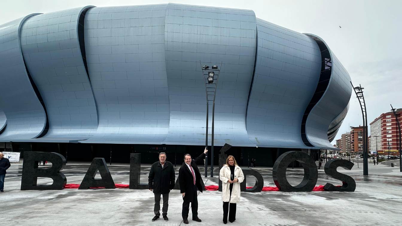 El alcalde Abel Caballero no entiende el rechazo de Balaídos, que califica de joya arquitectónica. En la foto, señala el renovado estadio.
