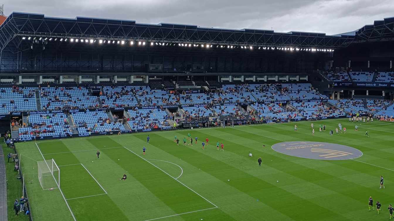  Tras la remodelación de Gol, Tribuna será la única grada de un solo nivel. Sin embargo, si Vigo fuera sede del Mundial, volvería a ser reconstruida.