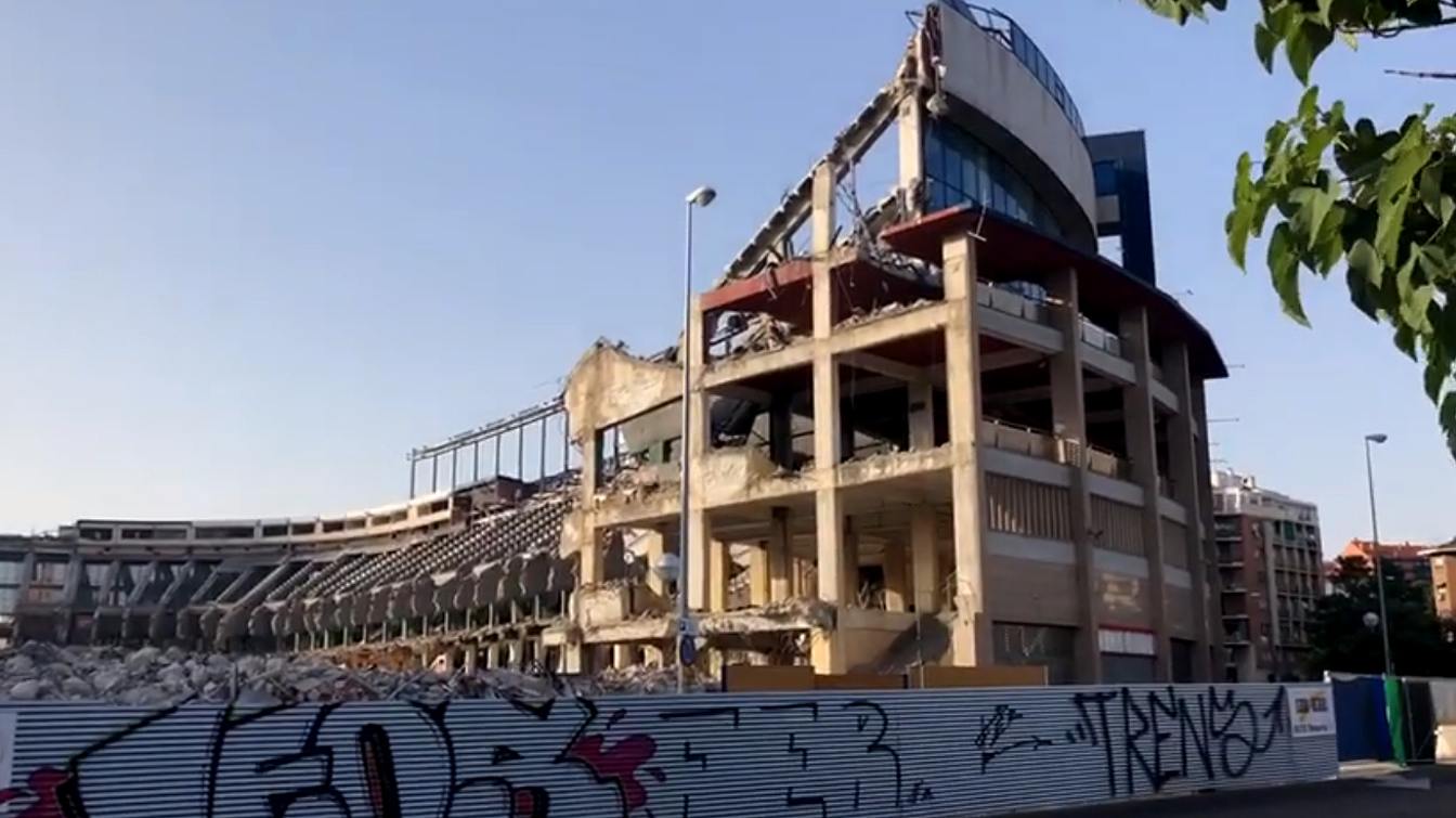 Debido a la densa urbanización de la zona, no se utilizaron explosivos para derribar el Vicente Calderón, sólo maquinaria.