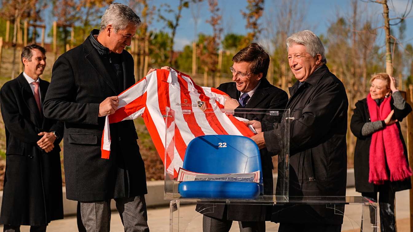  En la foto, el alcalde Almeida (centro) guarda la camiseta del Atlético en una urna junto al presidente del club (derecha).
