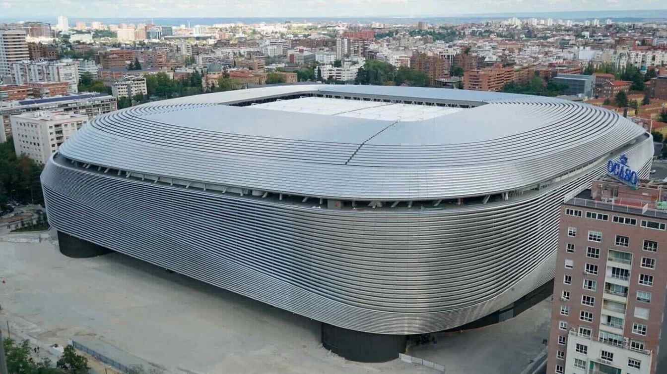 Insonorizar el Bernabéu es extremadamente difícil debido a que el sonido se escapa por el espacio abierto del Skywalk (visible en la foto), las aberturas entre las láminas de la fachada y los vomitorios.