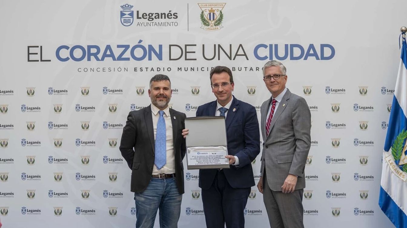 En la foto, el teniente de alcalde (izquierda), el alcalde (centro) y el presidente del Leganés (derecha) muestran la concesión tras firmarla.