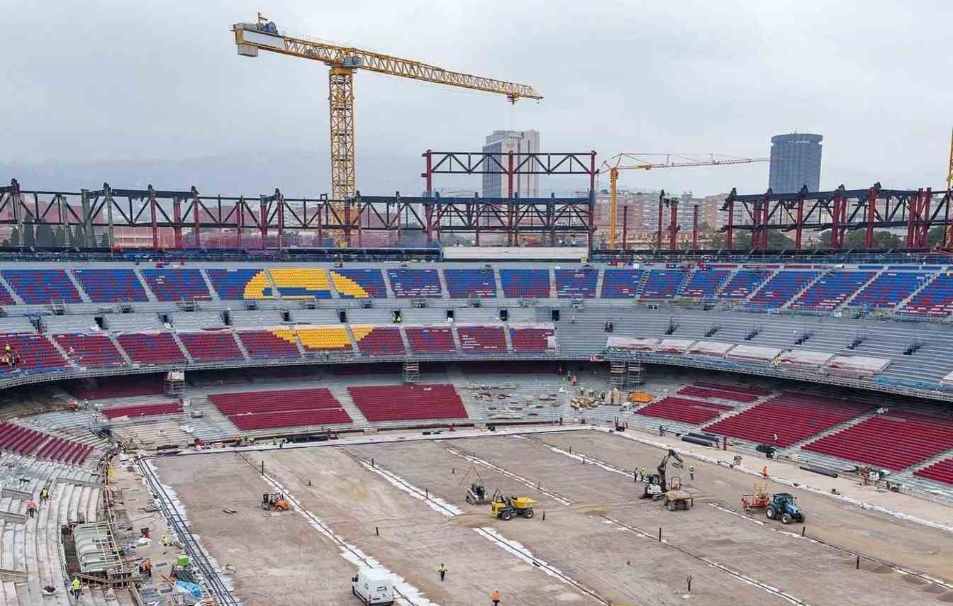  El futuro terreno de juego ya no est&aacute; lleno de m&aacute;quinas y veh&iacute;culos. Los obreros avanzan hacia el inicio de los trabajos para preparar el c&eacute;sped.