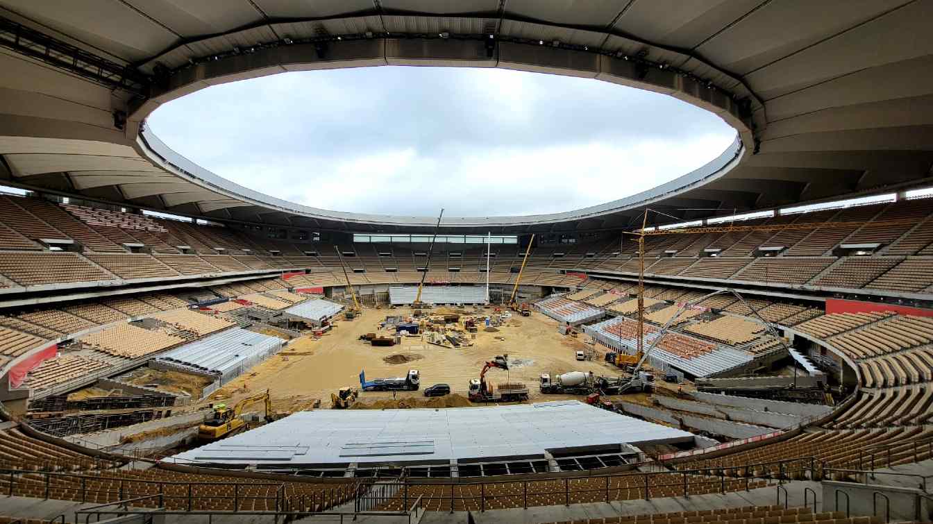 Gracias a la supresión de la pista de atletismo y el rebaje de la superficie de juego en La Cartuja, se construye una nueva fila de gradas que aumentará el aforo de 57.619 a más de 70.000 localidades.