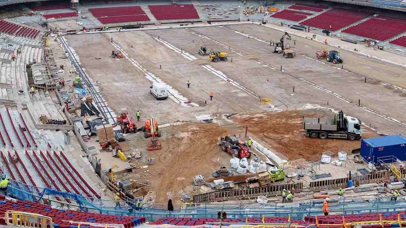 El futuro terreno de juego ya no está lleno de máquinas y vehículos. Los obreros avanzan hacia el inicio de los trabajos para preparar el césped.