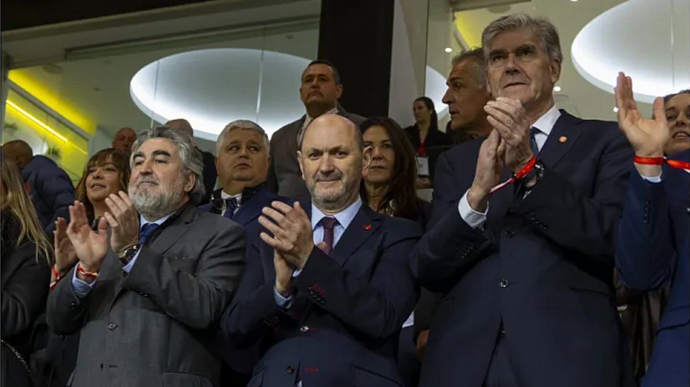 Rafael Louz&aacute;n (en la foto en el centro) se neg&oacute; a publicar las puntuaciones en el pasado, argumentando que la RFEF no es una administraci&oacute;n p&uacute;blica que tenga que dar estos datos.