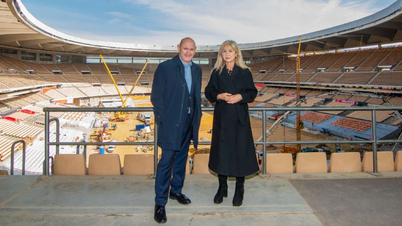 La ministra de Cultura y Deporte, Patricia del Pozo, y el presidente de la Real Federación Española de Fútbol (RFEF), Rafael Louzán, visitaron las obras del Estadio La Cartuja.