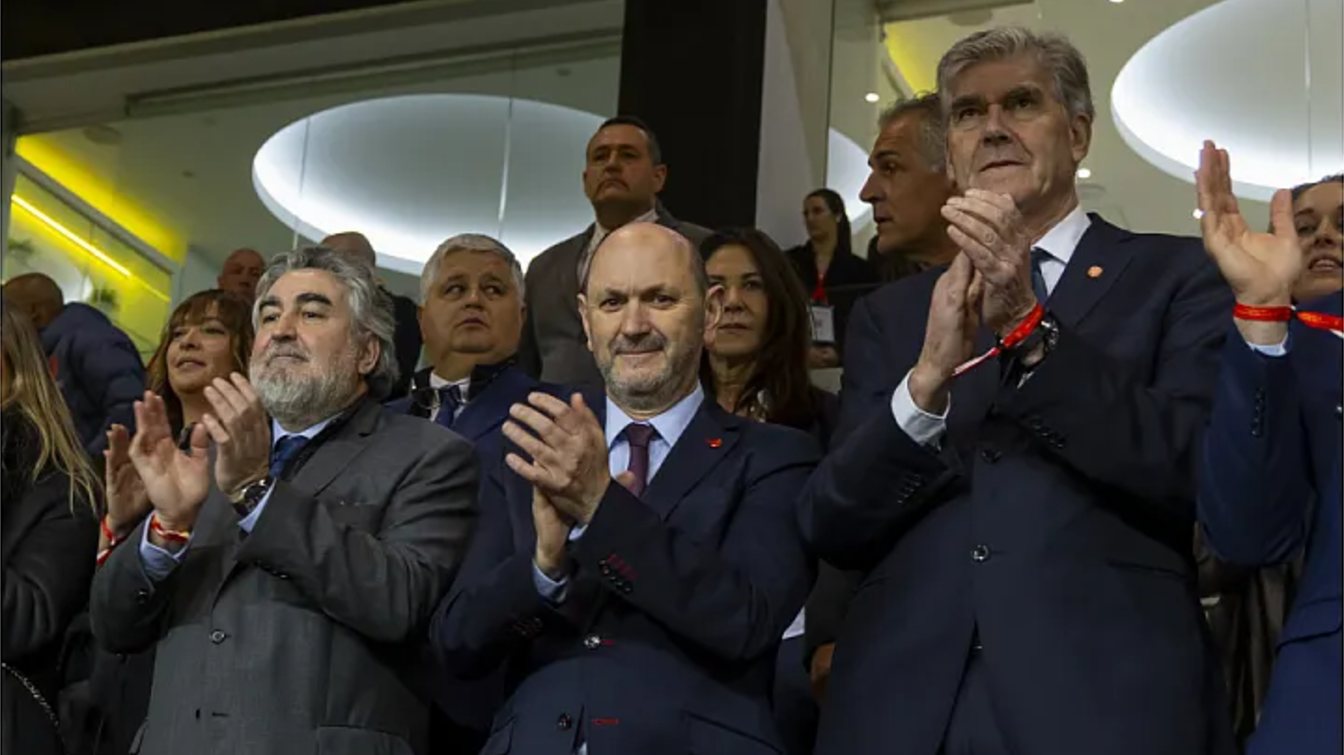 Rafael Louzán (en la foto en el centro) se negó a publicar las puntuaciones en el pasado, argumentando que la RFEF no es una administración pública que tenga que dar estos datos.