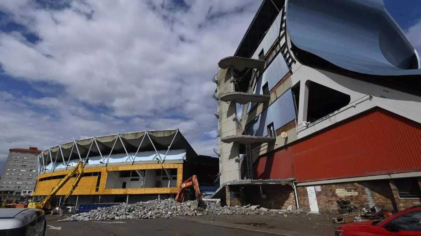 Las obras comenzaron con las demoliciones del interior de Gol y las partes que unían la grada con el nuevo Balaídos.
