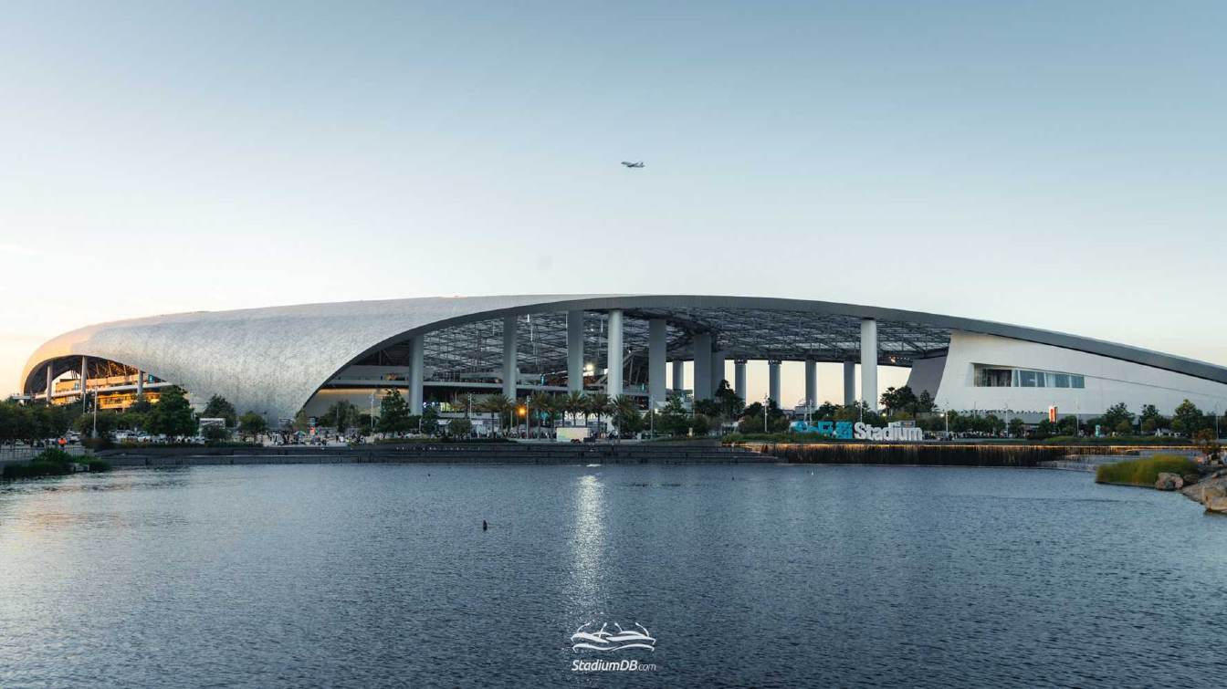 El estadio más caro del mundo es el SoFi Stadium en EE.UU.. Su construcción costó 3.400 millones de dólares en 2020.