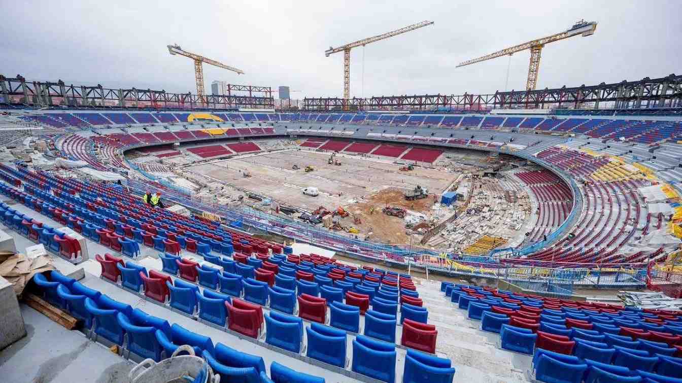 Para acelerar los trabajos en el Camp Nou, la constructora colocó los asientos antes del techo, pero esto requerirá una estructura adicional para protegerlas de posibles daños.