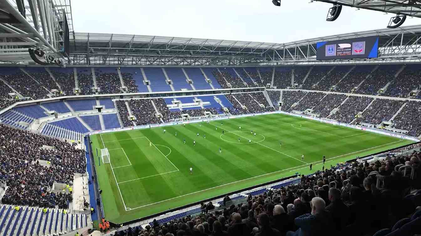 Antes de la inauguración del estadio del Everton, el club organizó dos partidos de prueba que permitieron detectar problemas con el transporte a la instalación.