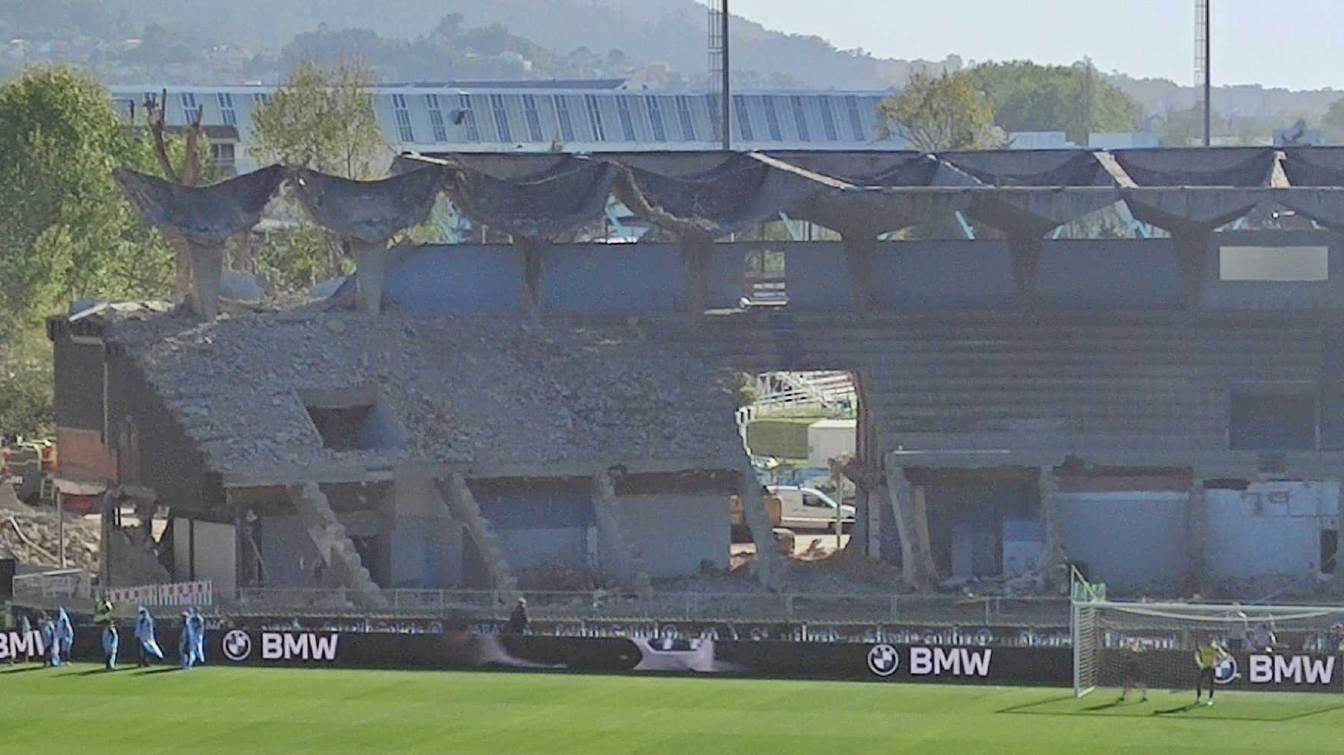 Cuando la estructura de la antigua grada de Gol desaparezca, los obreros empezarán a instalar los cimientos de la nueva estructura.