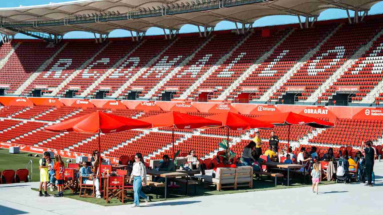Aunque pequeña, la Plaza Fondo Sur debe atraer a aficionados al estadio fuera de los días de partido.