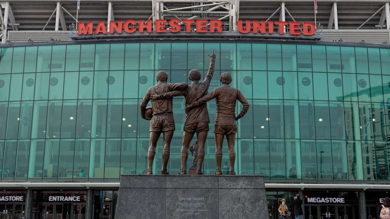 La estatua de Bobby Charlton, George Best y Denis Law delante de Old Trafford.