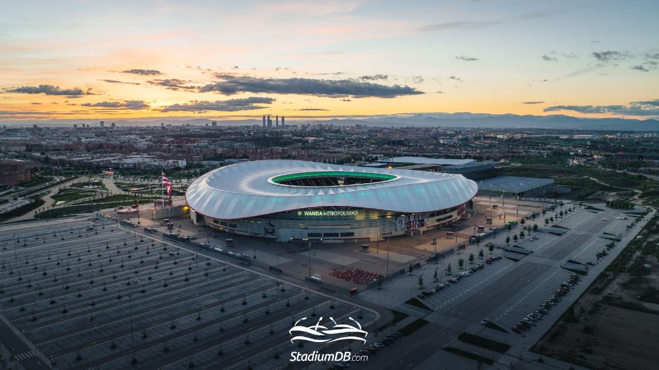 El Estadio Metropolitano está rodeado por un parque, carreteras y el aparcamiento.