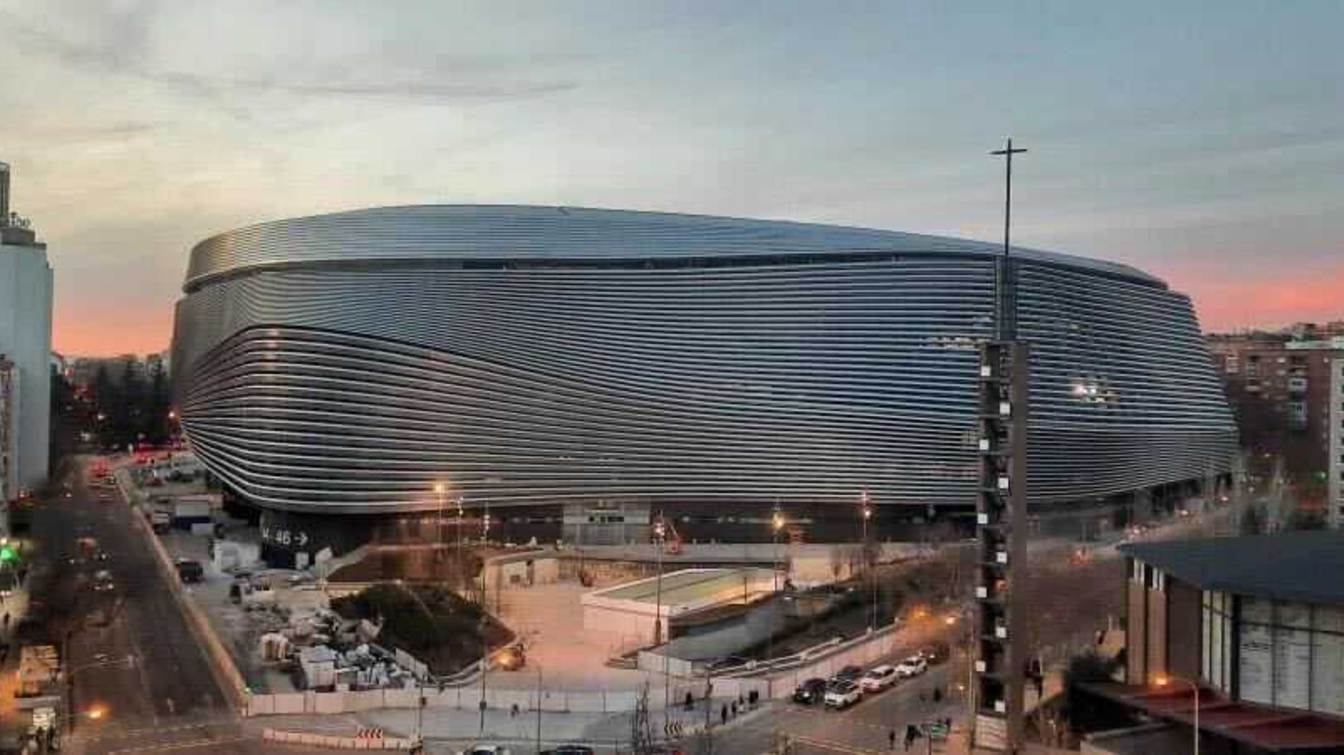 El sonido se escapaba del Bernabéu por el Skywalk, pero también por los accesos y la fachada.