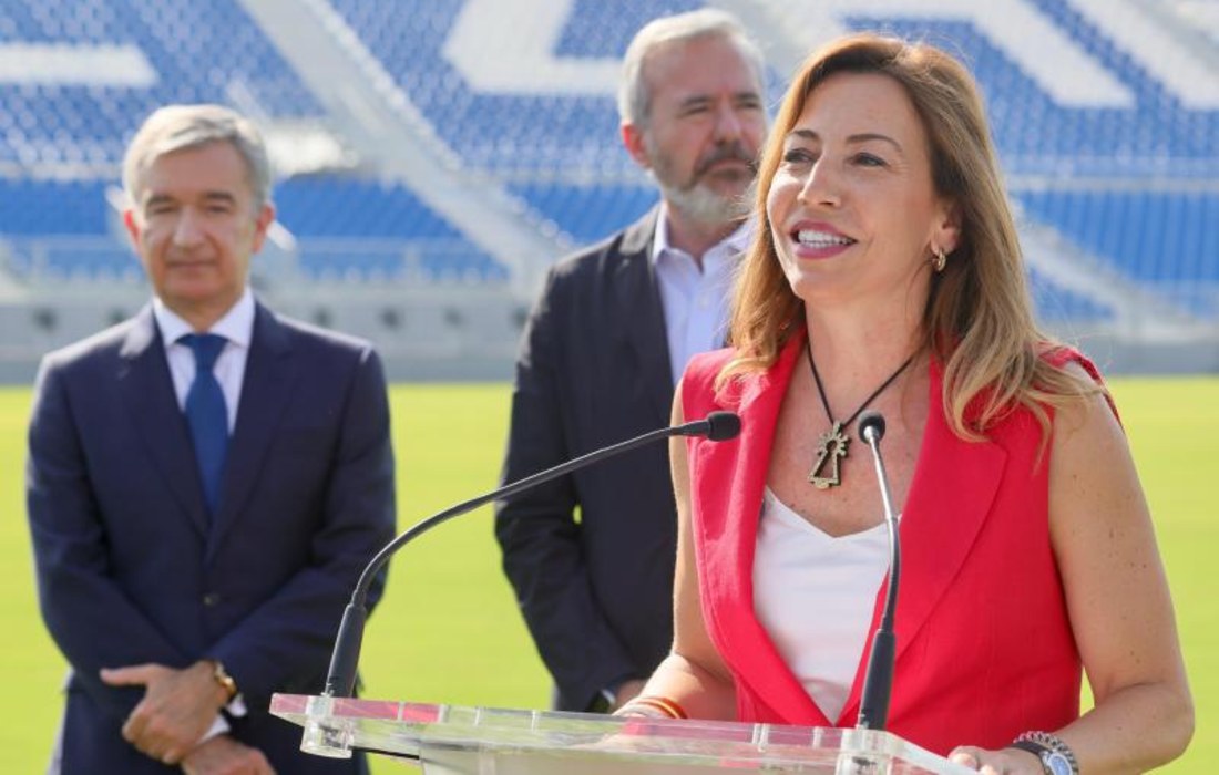 La alcaldesa y presidenta de La Nueva Romareda SL, Natalia Chueca, fue la que firmó el contrato tras el Consejo de Administración celebrado este martes por la mañana.