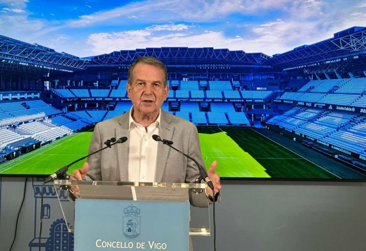 El alcalde ha prometido que la adaptacion de Balaidos para el Mundial 2030 sera pagada por el Concello, la Diputación y la Xunta