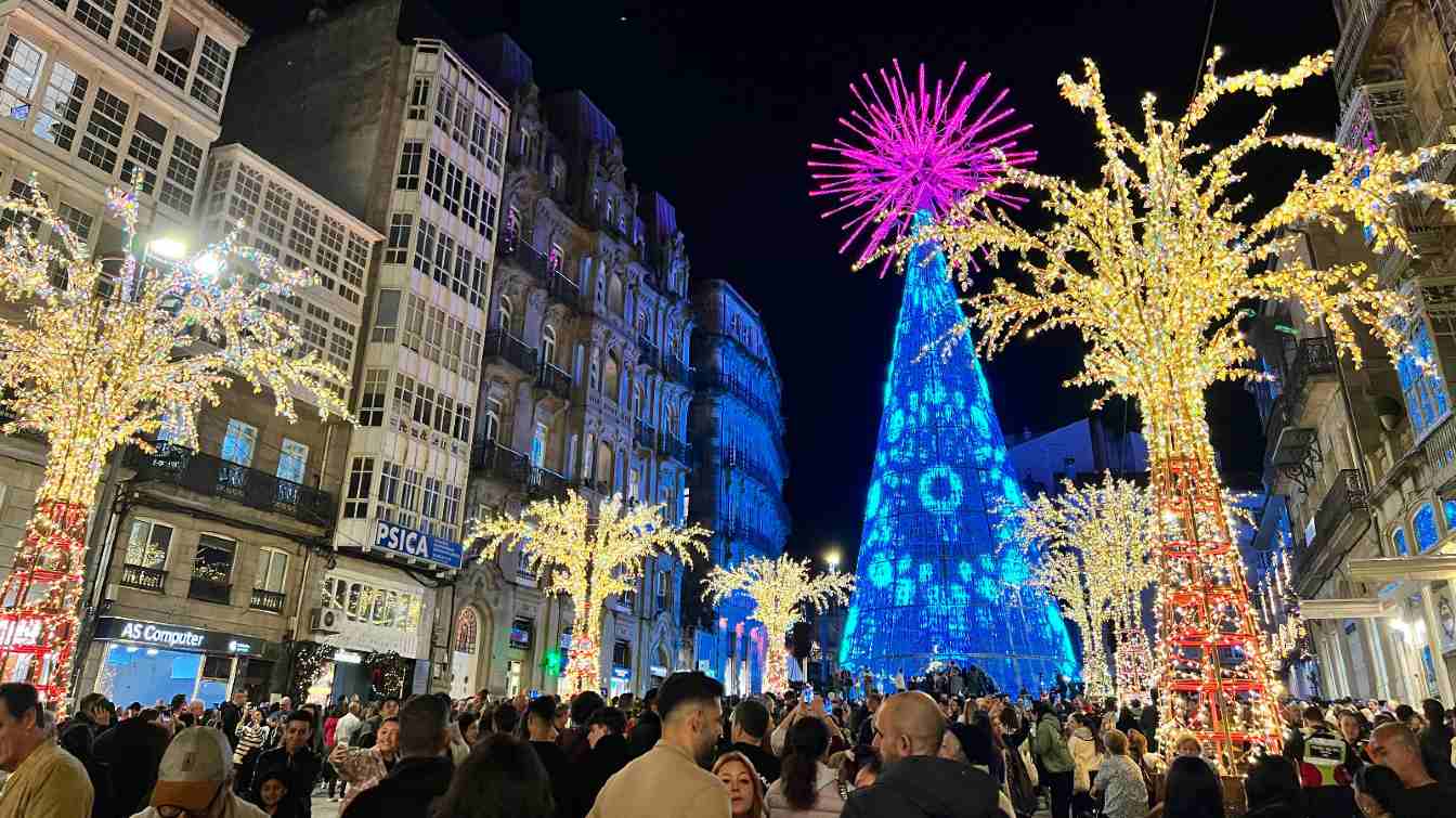 Este año el concello colocará 12 millones de luces LED en 460 calles de la capital navideña de España.