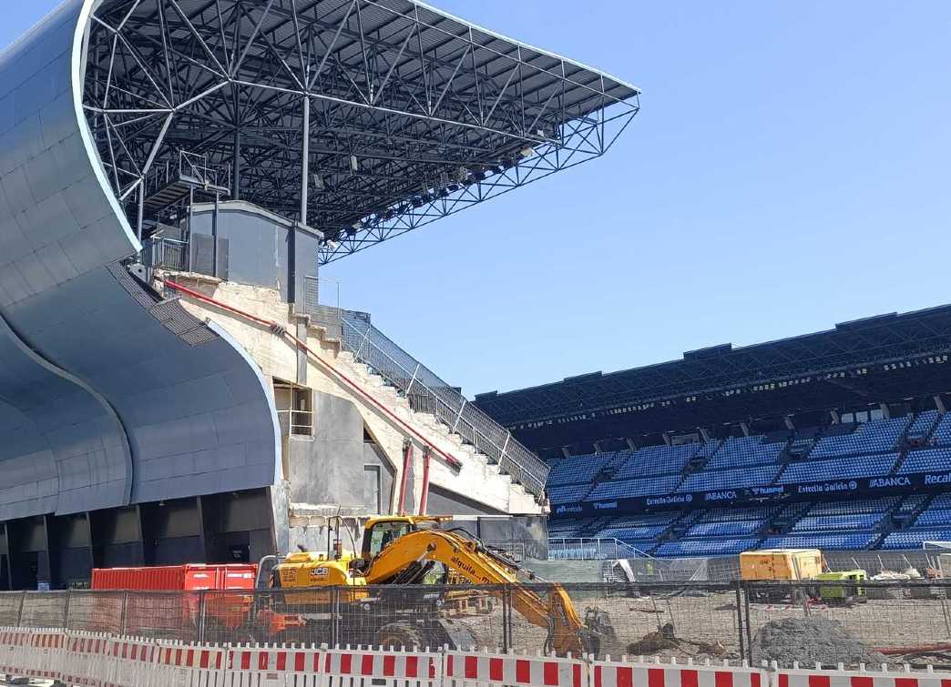 Durante la demolici&oacute;n hubo un peque&ntilde;o accidente, cuando una parte de la vieja grada arranc&oacute; parte de la fachada de Tribuna, detalle visible en la foto.