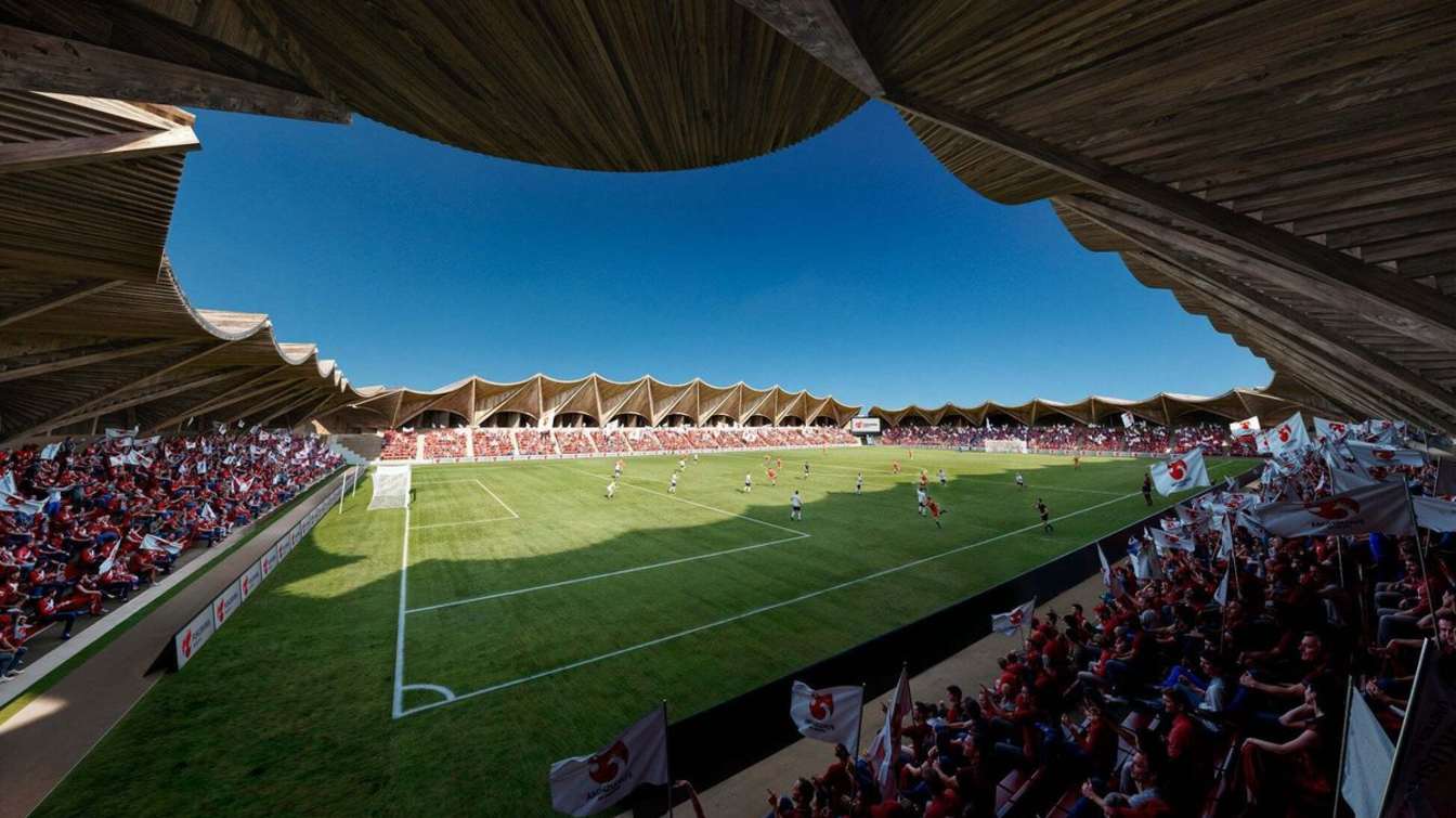 El nuevo estadio para el Fukushima United FC ha sido diseñado por el estudio japonés Vuild.