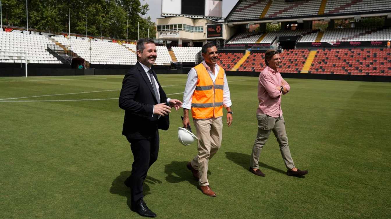  De Paco Serrano (en la foto, vestido con traje durante una visita al estadio) asegura que el Rayo tendr&aacute; un estadio a la altura de un club europeo.