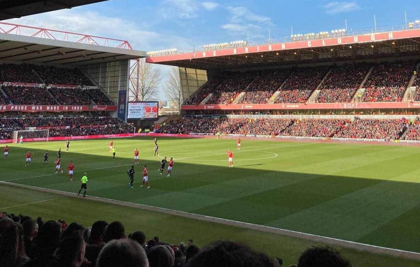 El r&eacute;cord de asistencia en el City Ground es de 49.946 espectadores y se estableci&oacute; en 1967 con motivo del partido entre Nottingham Forest y Manchester United.