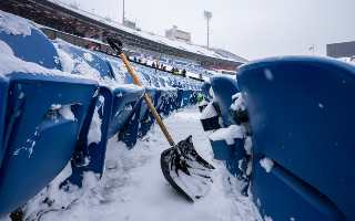 EE. UU.: Los aficionados limpian la nieve del Highmark Stadium… por última vez