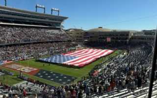EE. UU.: Fuertes vientos y momentos de tensión. Incidente de paracaidismo en el Armed Forces Bowl