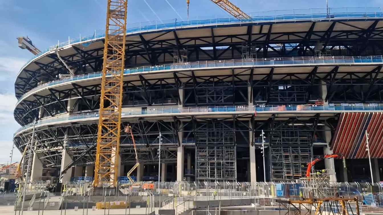 La fachada del nuevo estadio del FC Barcelona es visible por primera vez desde el inicio de las obras.