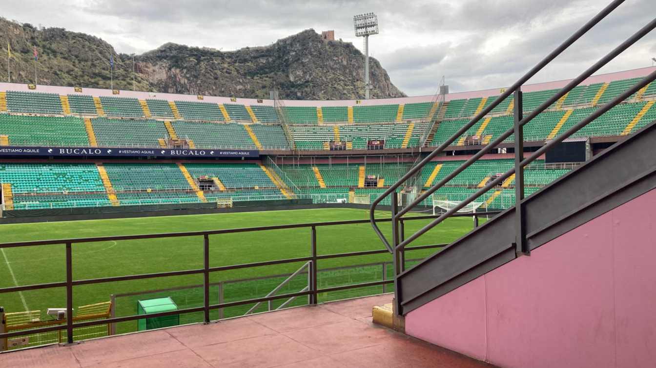 El estadio de Palermo goza de una ubicaci&oacute;n privilegiada. Durante los partidos, los aficionados pueden admirar no solo el terreno de juego, sino tambi&eacute;n el Castillo Costello Utveggio en la cima del Monte Pellegrino.