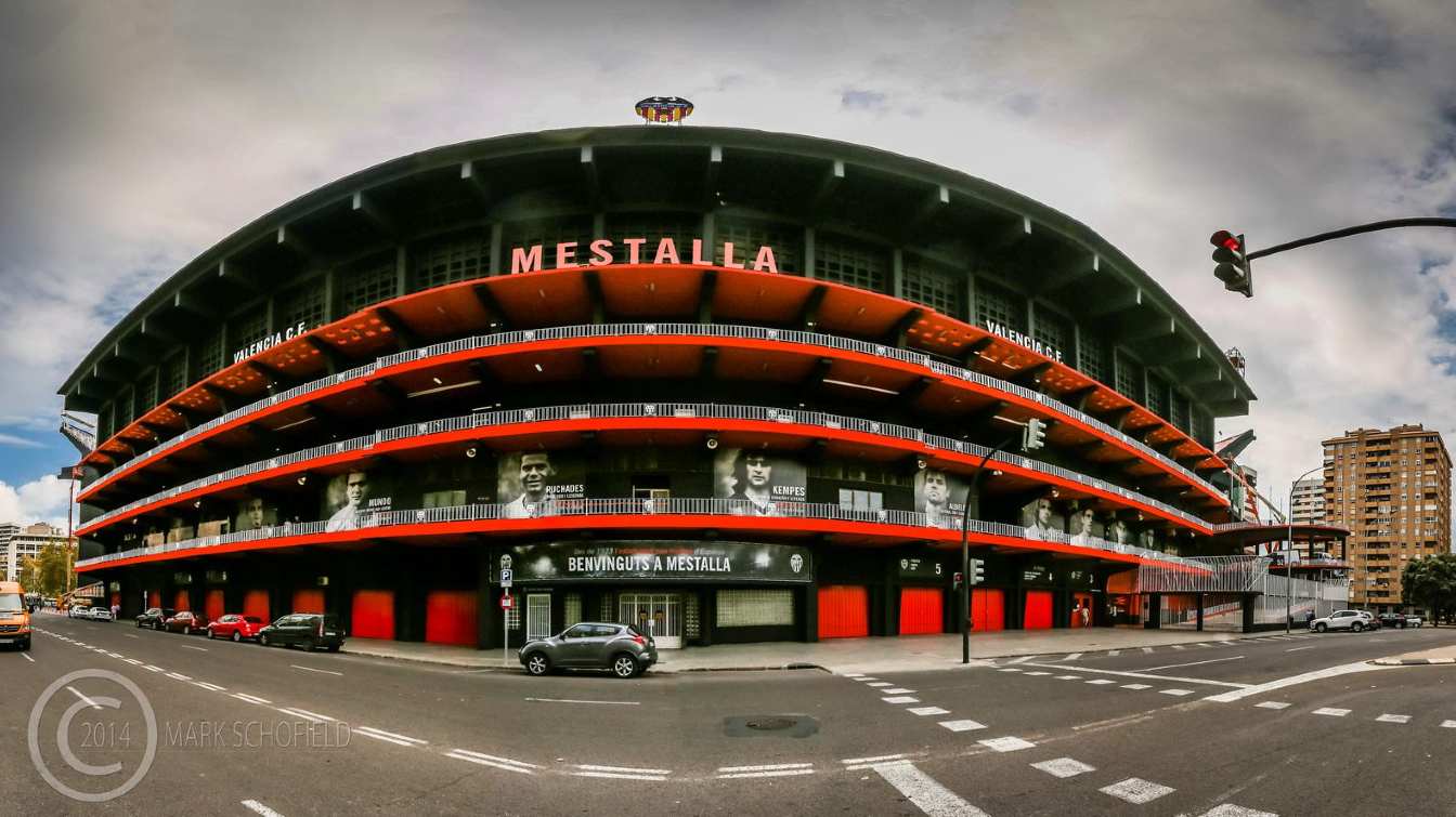 Mestalla es conocida por su ubicaci&oacute;n entre otros edificios y sus gradas empinadas.
