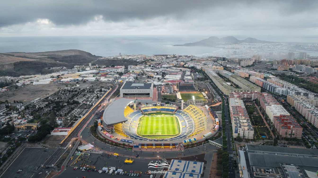 A d&iacute;a de hoy, el Estadio de Gran Canaria es un recinto bastante asim&eacute;trico, con los fondos alejados del c&eacute;sped.