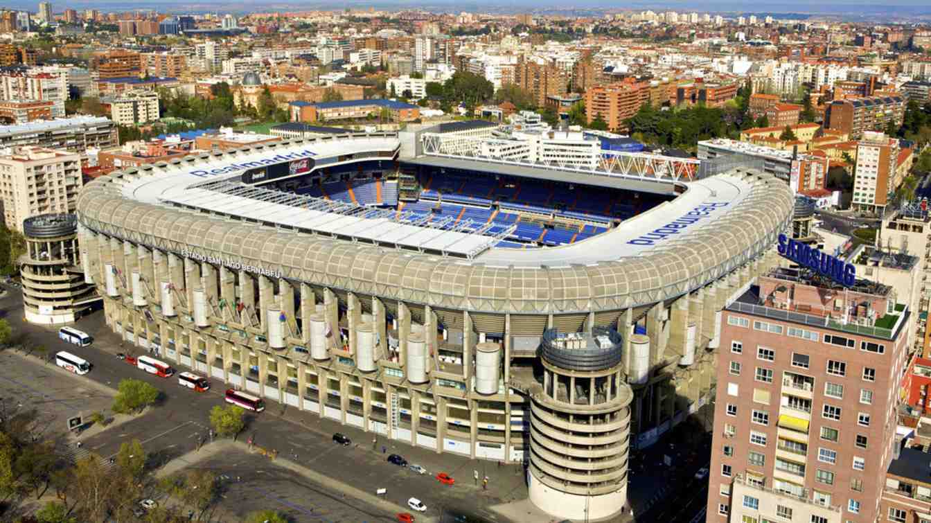 Justo antes de iniciar las obras el aforo del Santiago Bernab&eacute;u era de 81.044 asientos.
