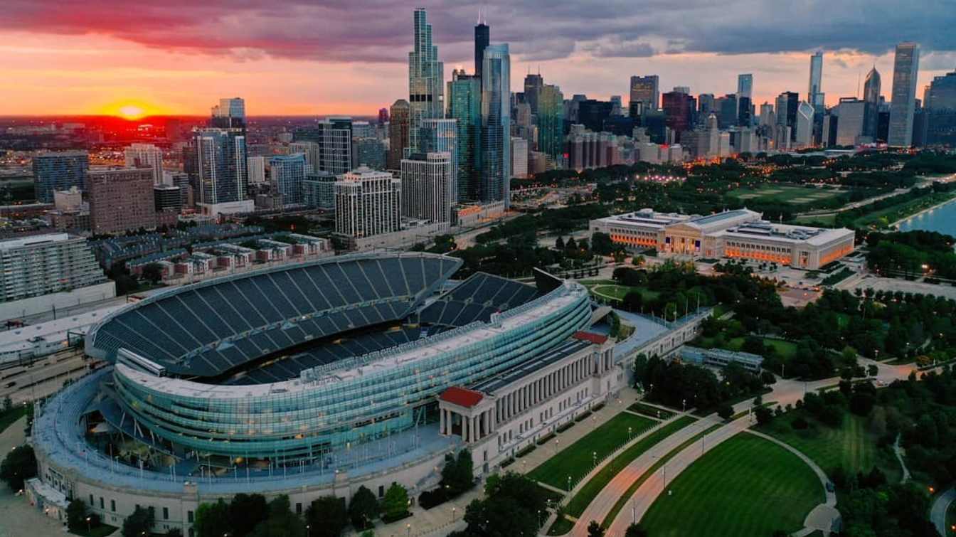 Los planes para construir un estadio cerca de Soldier Field enfrentan limitaciones de espacio y oposici&oacute;n social, lo que dificulta el desarrollo del proyecto en el centro de la ciudad.