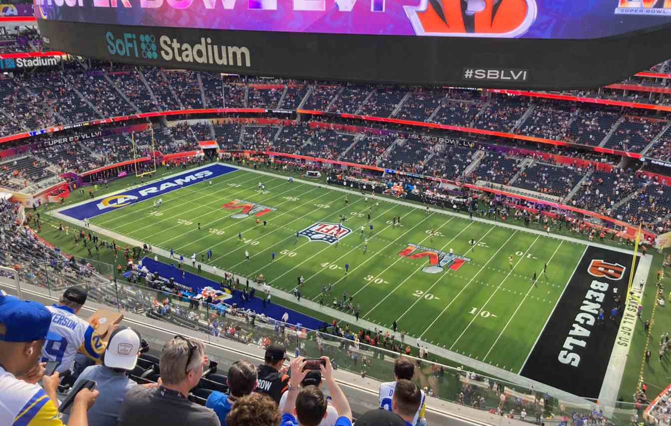 El SoFi Stadium est&aacute; siendo adaptado temporalmente para el Mundial 2026, con c&eacute;sped natural y cambios en las gradas.