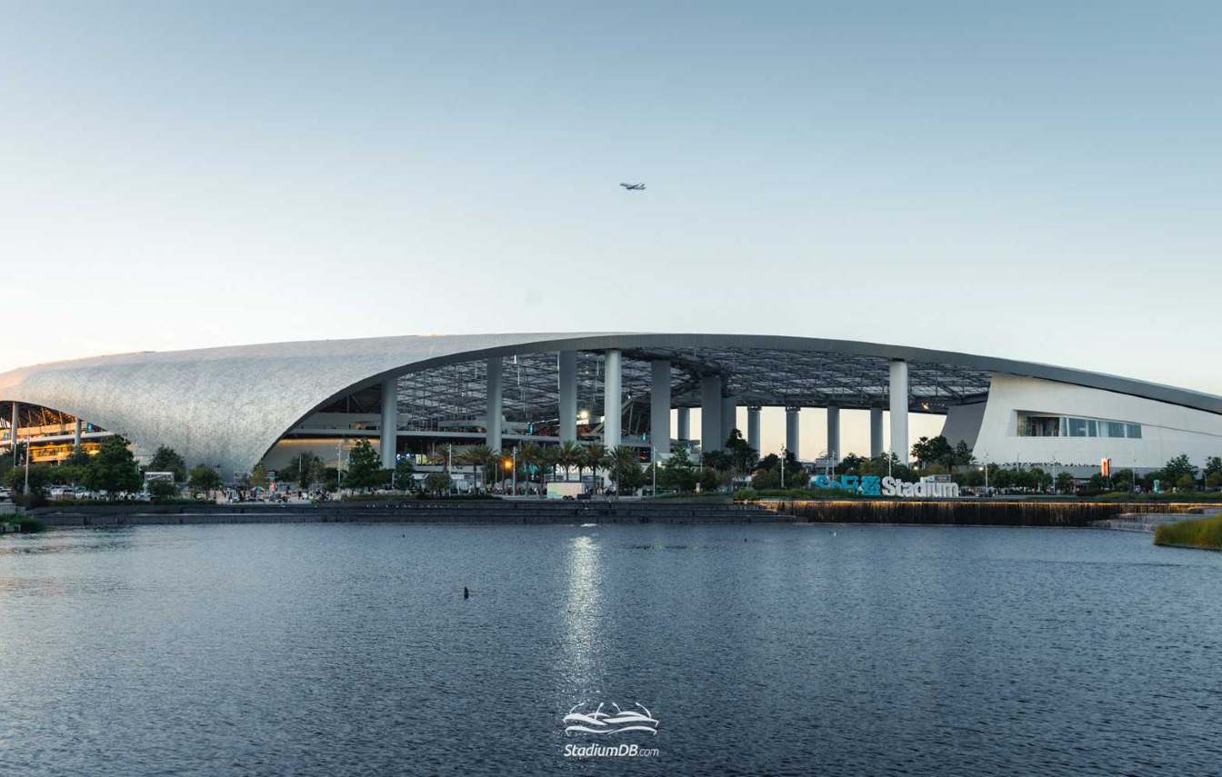 Al mismo tiempo, crece un conflicto laboral que podr&iacute;a afectar los preparativos del estadio.