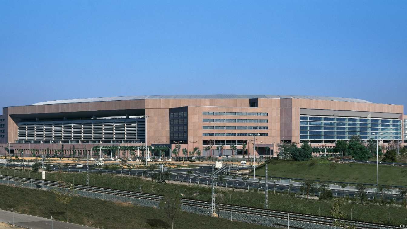 La Cartuja es propiedad en un 40% de la Junta de Andaluc&iacute;a, en un 25% por el Gobierno de Espa&ntilde;a, en un 19% por el Ayuntamiento, un 13% por la Diputaci&oacute;n y un 3% repartido entre Betis y Sevilla FC.