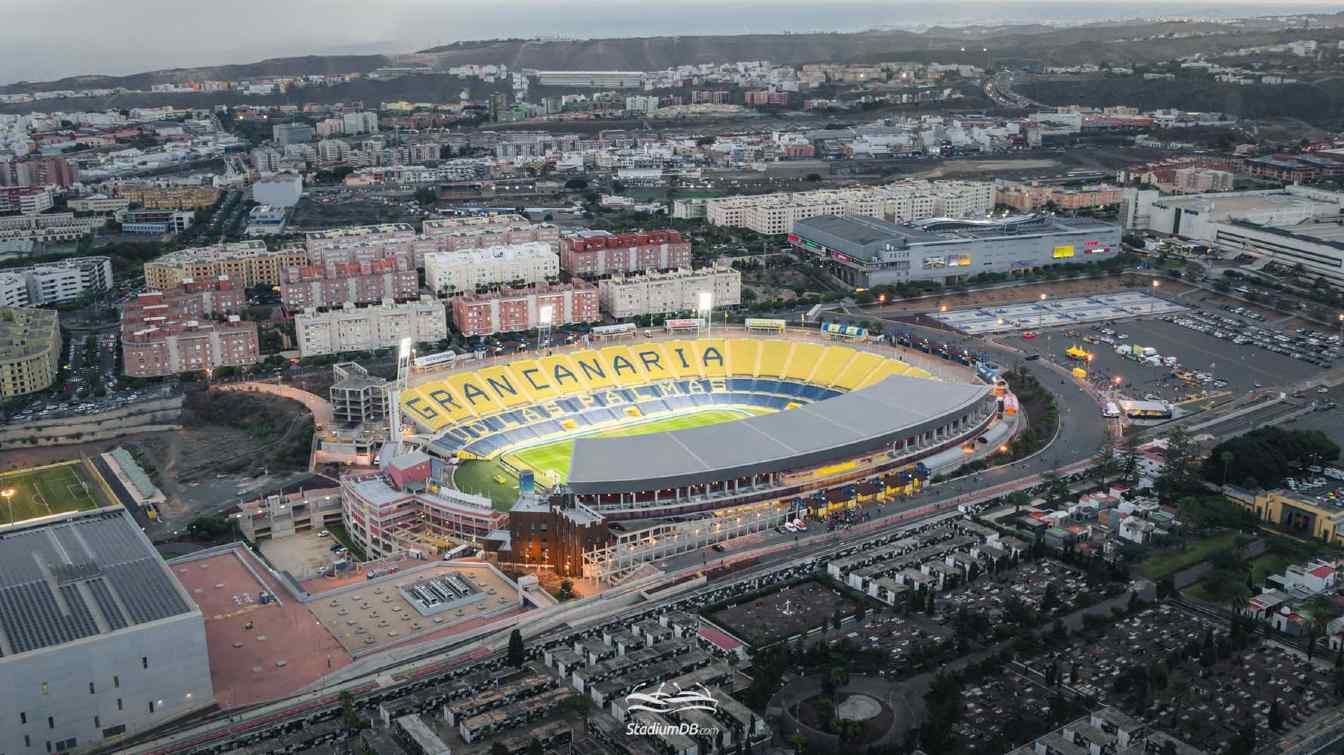 La torre este, visible junto al foco de iluminaci&oacute;n a la izquierda, est&aacute; siendo demolida para hacer espacio a la futura estructura del estadio.