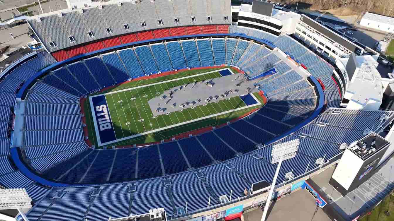 El legendario Highmark Stadium desaparece del paisaje de Buffalo mientras los Bills terminan la construcci&oacute;n de su nuevo estadio de 2.100 millones de d&oacute;lares justo al lado.
