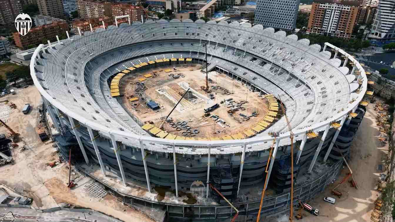 As&iacute; est&aacute;n las obras del Nou Mestalla, donde los obreros se centran en preparar el anillo de compresi&oacute;n de la cubierta.