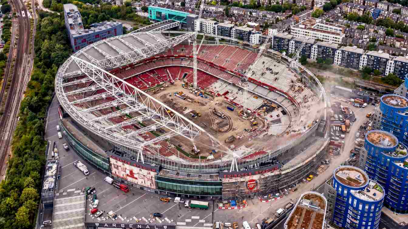 Arsenal F.C. mantiene conversaciones con Populous para ampliar el Emirates Stadium hasta cerca de 70.000 espectadores, aunque el proyecto podr&iacute;a exigir enormes cambios de infraestructura e incluso una mudanza temporal a Wembley.