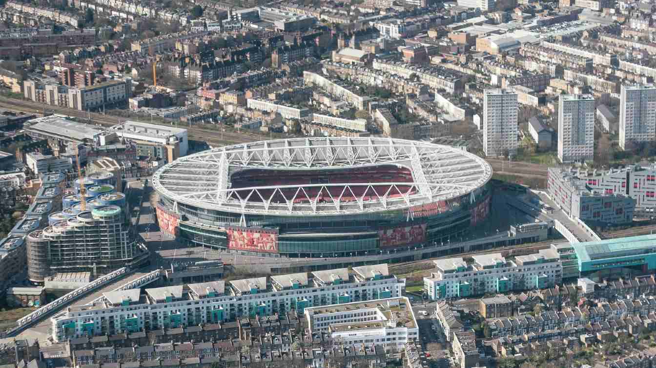 Grandes cambios podr&iacute;an llegar al Emirates Stadium. El Arsenal F.C. estudia una ampliaci&oacute;n junto a Populous, pero las limitaciones urban&iacute;sticas de Islington y los problemas de transporte complican el proyecto.