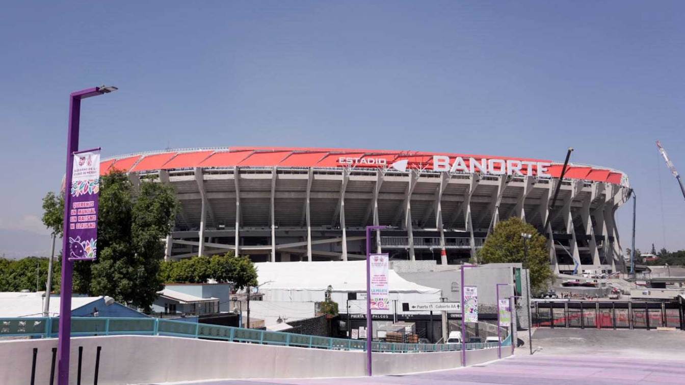 La remodelaci&oacute;n del Estadio Azteca buscaba crear un estadio moderno para el Mundial 2026, pero aficionados y expertos alertan sobre fallos de infraestructura y el hundimiento del terreno bajo el recinto.